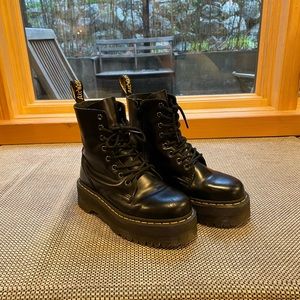 Like new classic Dr. Martin boots!